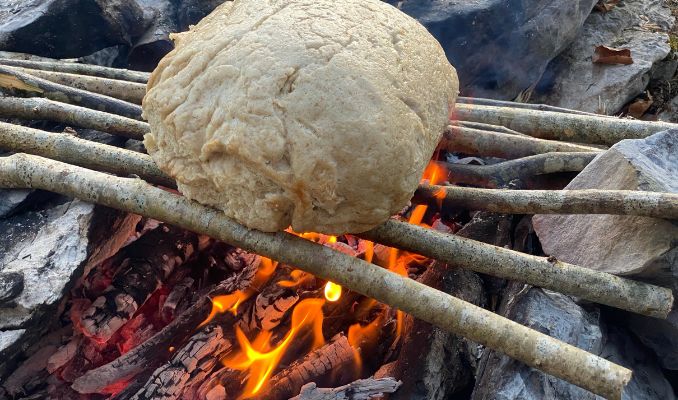 Schneeschuh- oder Winterwanderung mit Dampfbrot auf offenem Feuer